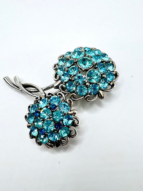 Gorgeous Hollycraft Blue Rhinestone Flower Brooch - image 3