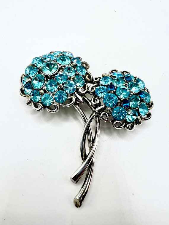 Gorgeous Hollycraft Blue Rhinestone Flower Brooch - image 2