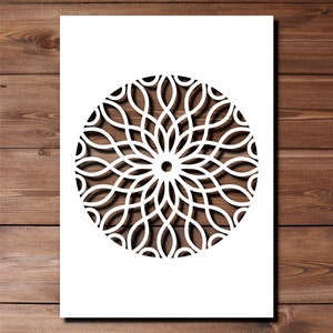 Könnte beinhalten: Ein weißer Papierschnitt eines kreisförmigen Mandala-Designs mit komplizierten Details. Das Mandala besteht aus überlappenden Kreisen und Linien, die ein komplexes und symmetrisches Muster bilden.