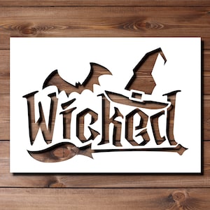 Może przedstawiać: Biały znak z wyciętym słowem "Wicked", z motywem nietoperza i kapelusza czarownicy. Znak jest umieszczony na drewnianym tle, tworząc motyw Halloween lub upiorny.