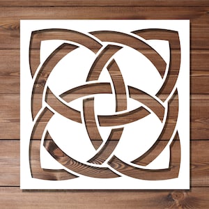 Może przedstawiać: Biała papierowa szablon z wzorem celtyckiego węzła. Węzeł składa się z czterech splecionych ze sobą pętli, tworząc złożony i misterny wzór.