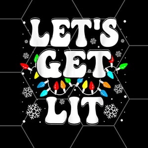 以下が含まれることがあります： 黒い背景に白い文字で「Let's Get Lit」と書かれており、「Get」の周りにカラフルなクリスマスライトのストリングが飾られています。