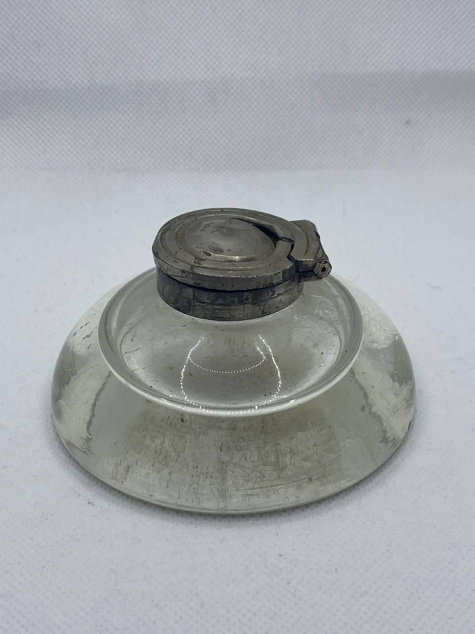 1930年代イギリス製インク壺 金属製の蓋が付いたヴィンテージのガラス製インク壺、1930年代～1950