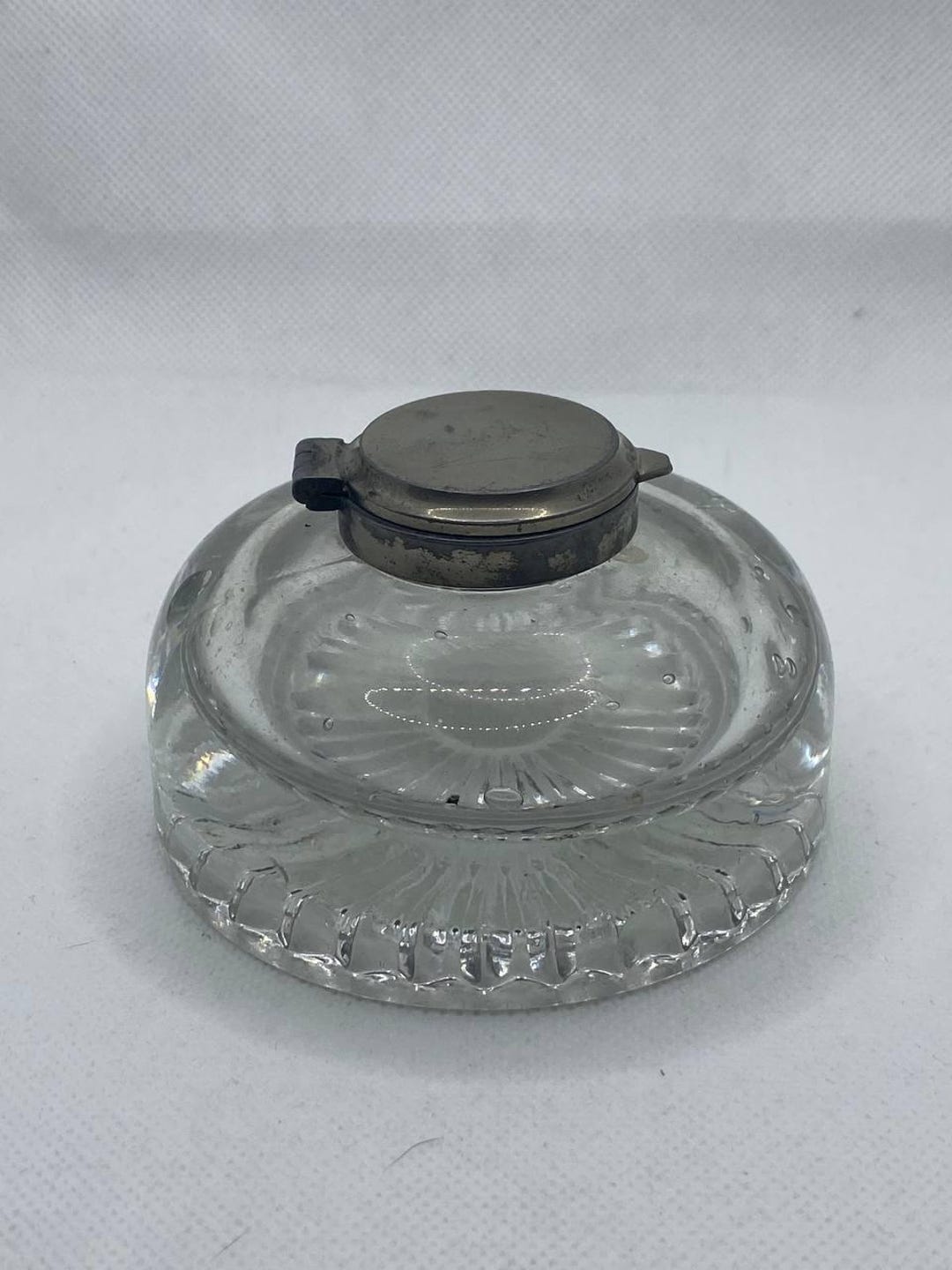 金属製の蓋が付いたヴィンテージの丸型ガラスインク壺、1920年代～1940