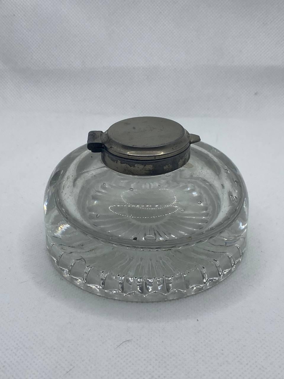 金属製の蓋が付いたヴィンテージの丸型ガラスインク壺、1920年代～1940