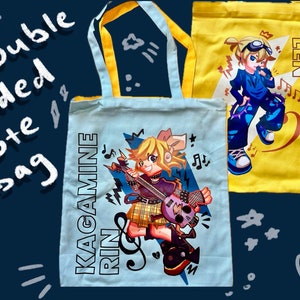 Może przedstawiać: Dwustronna torba typu tote z niebieskim i żółtym tłem. Strona niebieska przedstawia kreskówkę dziewczyny z blond włosami grającej na gitarze. Na torbie nadrukowany jest tekst "KAGAMINE RIN". Strona żółta przedstawia kreskówkę chłopca z blond włosami śpiewającego. Na torbie nadrukowany jest tekst "KAGAMINE LEN".