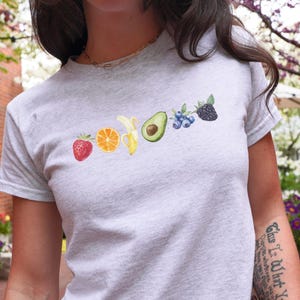 Camiseta cropped orgulho dos anos 90: camiseta LGBTQ+ com arco-íris de frutas