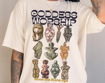 Shirt Goddess Worship: uniseks comfortkleuren sinds het stenen tijdperk vrouwelijk icoon godin houtsnijwerk beeldjes paleolithicum Willendorf