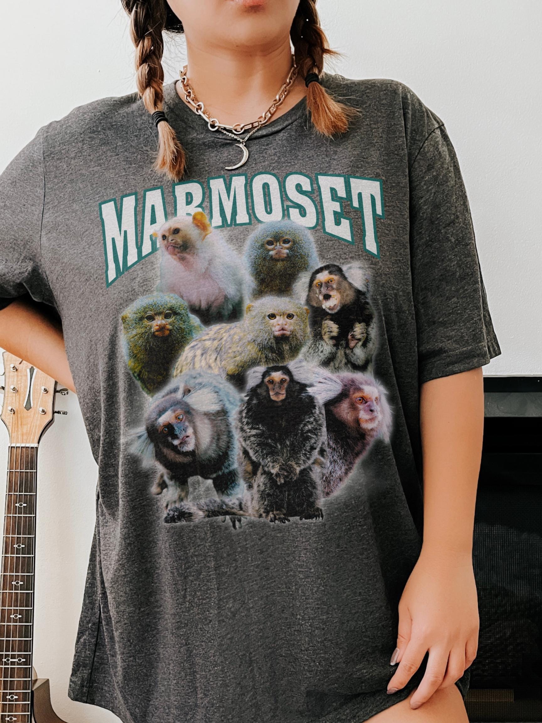 マドロミ　MADOROMI 猿馬虎　推しTシャツ　サマジャン マーモセットTシャツ：猿の面白い動物ミームシャツ、サゴイン自然愛好