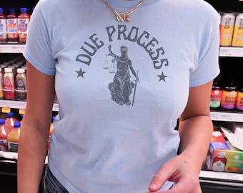 Camiseta curta Due Process: Camiseta Justice is Blind Conheça seus direitos
