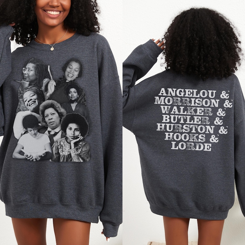 Puede incluir: Una sudadera gris oscuro con un collage de fotos en blanco y negro de mujeres en la parte delantera y el texto "ANGELO & MORRISON & WALKER & BUTLER & HURSTON & HOOKS & LORDE" en la parte posterior.