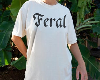 Camisa unisex divertida con colores cómodos de Feral Shirt, era de Feral, camiseta feminista, regalo para el mejor amigo, camiseta sarcástica, camiseta vaquera con cuello redondo desquiciada