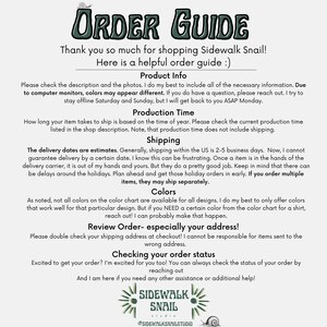 Puede incluir: Gu&iacute;a de pedidos para Sidewalk Snail, una tienda que vende art&iacute;culos hechos a mano. La gu&iacute;a incluye informaci&oacute;n sobre el tiempo de producci&oacute;n, el env&iacute;o, los colores y la comprobaci&oacute;n del estado del pedido. El texto incluye la frase "&iexcl;Muchas gracias por comprar en Sidewalk Snail!"