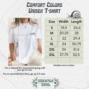 Puede incluir: Una camiseta unisex blanca con una tabla de tallas que muestra las medidas de ancho y largo en pulgadas. La tabla incluye las tallas S, M, L, XL, 2XL y 3XL. El texto "COMFORT COLORS UNISEX T-SHIRT" est&aacute; en la parte superior de la imagen.