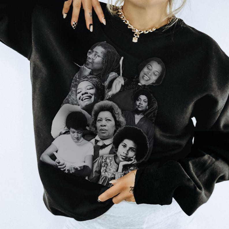 Puede incluir: Sudadera negra con un collage de im&aacute;genes en blanco y negro de mujeres. Las im&aacute;genes representan a diferentes mujeres, algunas sonriendo, otras con expresiones serias. La sudadera es una forma c&oacute;moda y elegante de mostrar tu apoyo a las mujeres.