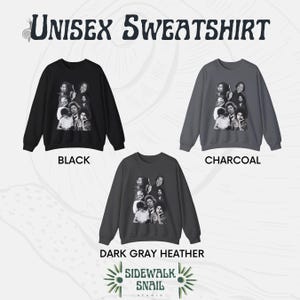 Puede incluir: Sudadera unisex con una foto en blanco y negro de un grupo de personas. La sudadera est&aacute; disponible en negro, carb&oacute;n y gris oscuro jaspeado. El texto "SIDEWALK SNAIL studio" est&aacute; impreso en la parte inferior de la imagen.