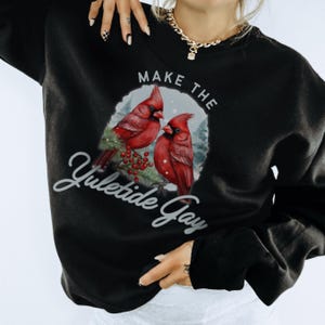 Subtile Queer Weihnachten Pullover Kardinäle Weihnachten Shirt Subtile Gay Machen Sie das Yuletide Gay Sweatshirt LGBTQIA Queer Weihnachten Happy Holigays