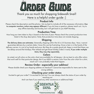 Puede incluir: Una gu&iacute;a de pedidos verde y blanca para Sidewalk Snail, una tienda que vende productos con tem&aacute;tica de caracoles. La gu&iacute;a incluye informaci&oacute;n sobre el tiempo de producci&oacute;n, el env&iacute;o, los colores y la comprobaci&oacute;n del estado del pedido. La gu&iacute;a tambi&eacute;n incluye el texto "&iexcl;Muchas gracias por comprar en Sidewalk Snail! Aqu&iacute; tienes una gu&iacute;a de pedidos &uacute;til :)"