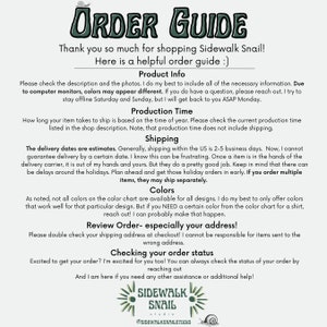 Peut inclure: Un guide de commande vert et blanc pour Sidewalk Snail, une boutique qui vend des produits sur le th&egrave;me de l'escargot. Le guide comprend des informations sur le d&eacute;lai de production, l'exp&eacute;dition, les couleurs et le suivi des commandes. Le guide comprend &eacute;galement le texte "Merci beaucoup d'avoir fait vos achats chez Sidewalk Snail ! Voici un guide de commande utile :)"