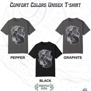 Peut inclure: Trois t-shirts unisexes de couleurs diff&eacute;rentes&nbsp;: poivre, graphite et noir. Chaque t-shirt pr&eacute;sente un imprim&eacute; graphique d&rsquo;un loup hurlant &agrave; la lune avec le texte &laquo;&nbsp;It&rsquo;s a Lateral Phase&nbsp;&raquo;.