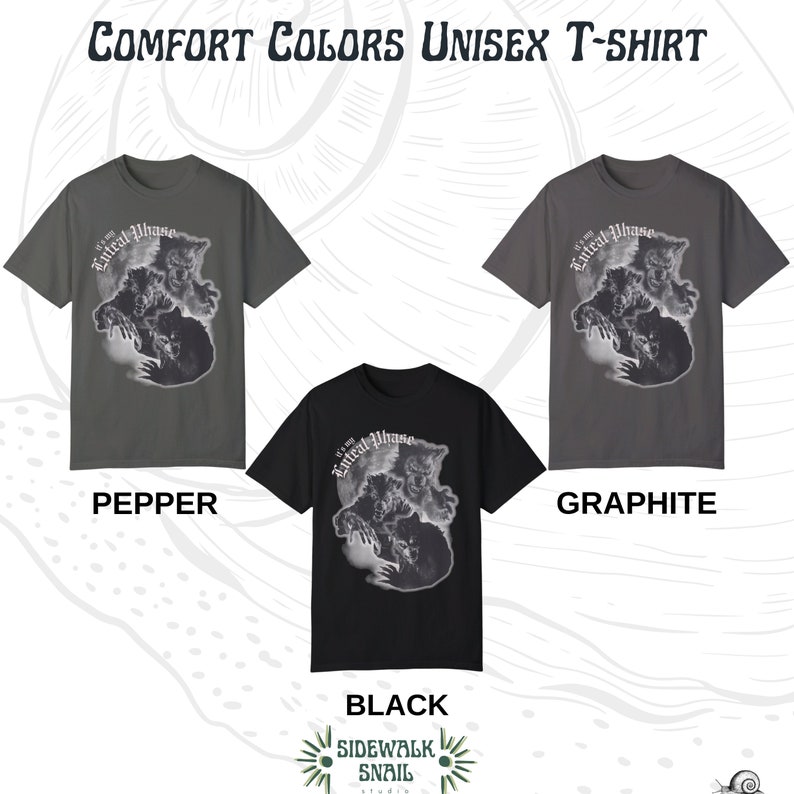 Peut inclure: Trois t-shirts unisexes de couleurs diff&eacute;rentes&nbsp;: poivre, graphite et noir. Chaque t-shirt pr&eacute;sente un imprim&eacute; graphique d&rsquo;un loup hurlant &agrave; la lune avec le texte &laquo;&nbsp;It&rsquo;s a Lateral Phase&nbsp;&raquo;.