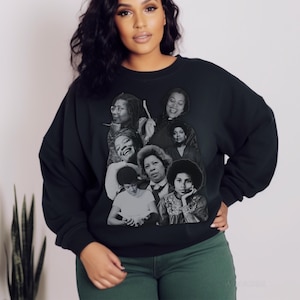 Puede incluir: Sudadera negra con un collage de im&aacute;genes en blanco y negro de mujeres. Las im&aacute;genes representan a diferentes mujeres, cada una con una expresi&oacute;n y un estilo &uacute;nicos.