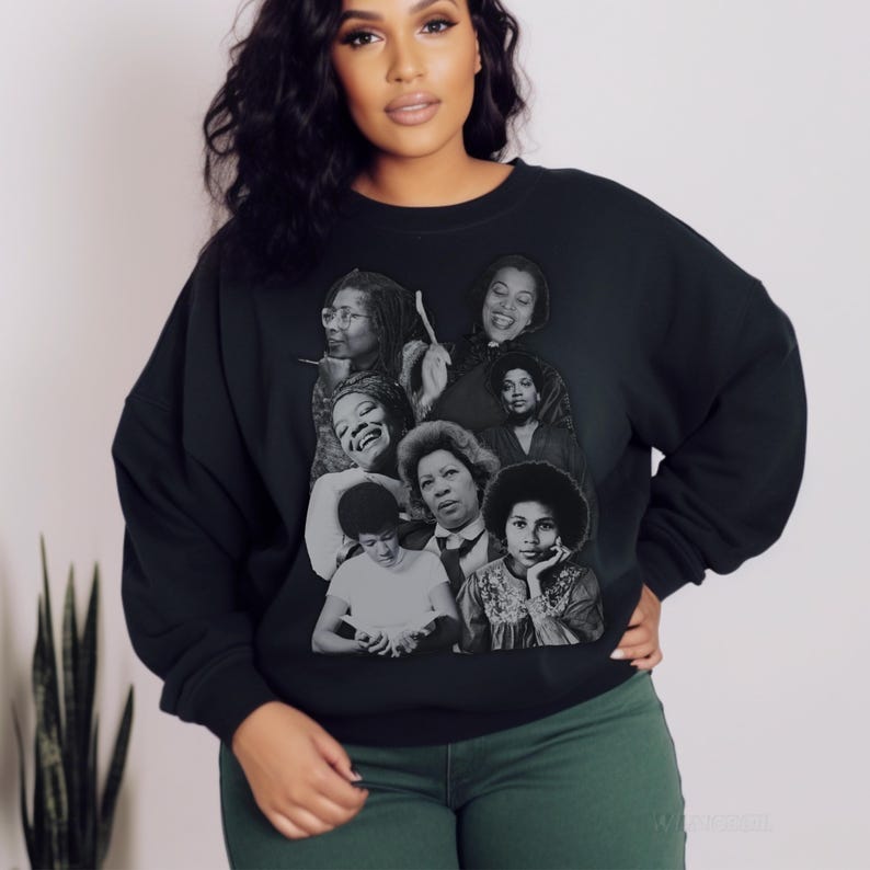 Puede incluir: Sudadera negra con un collage de im&aacute;genes en blanco y negro de mujeres. Las im&aacute;genes representan a diferentes mujeres, cada una con una expresi&oacute;n y un estilo &uacute;nicos.