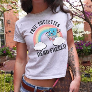 Leggi i libri proibiti Maglietta corta Rainbow Ban Bigots Not Books Proteggi le biblioteche Proteggi i bibliotecari Stop al divieto di libri Maglietta per bambini anni &#39;90