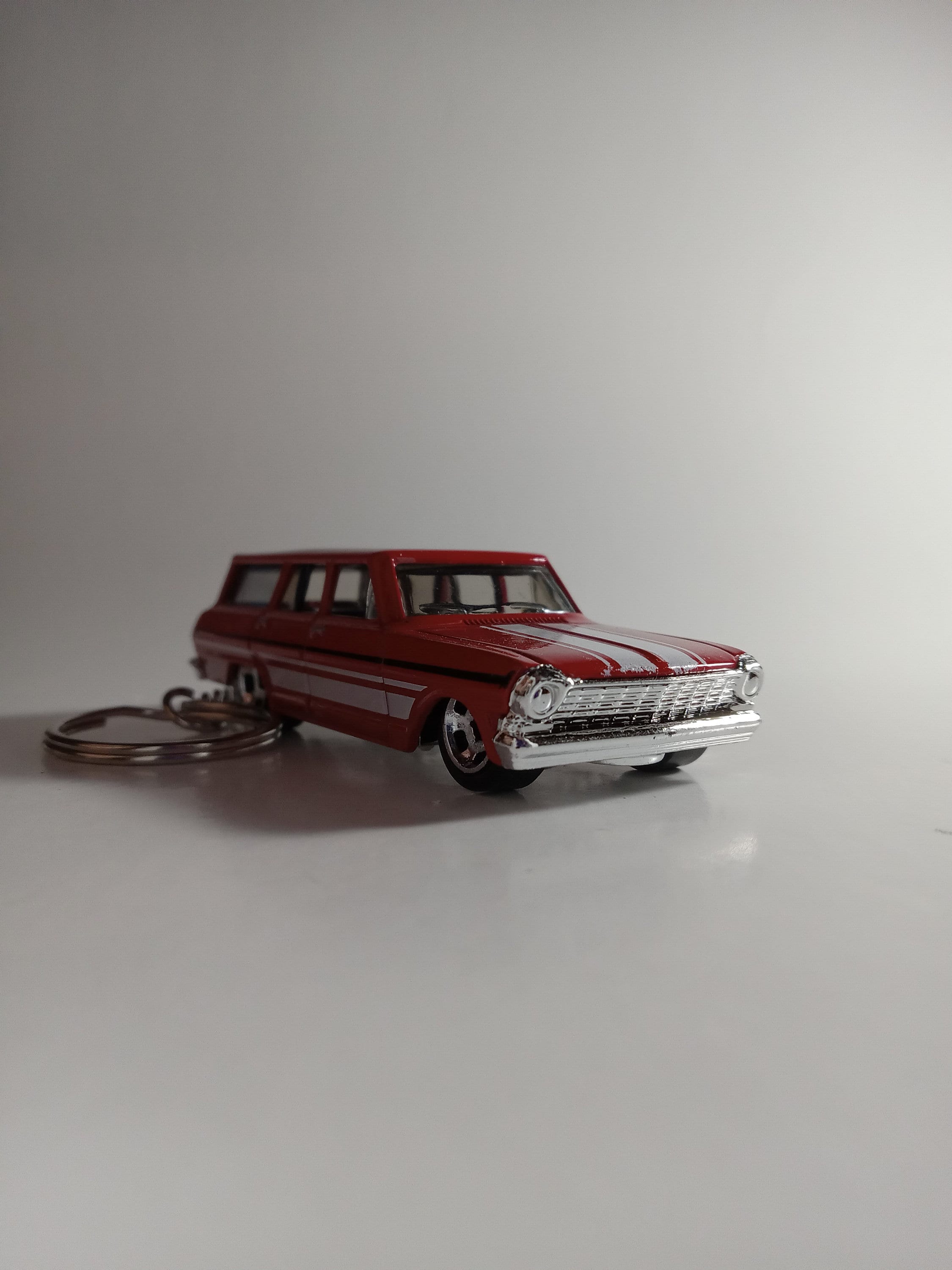 Hot Wheels Chevrolet Nova Wagon 1964 - Série Wagons 3/5, édition 2023, Rouge Et Blanc, Carte Longue, Neuve