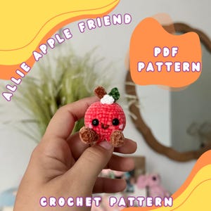 Puede incluir: Una pequeña manzana roja tejida a ganchillo con una cara sonriente, brazos y piernas marrones y detalles de hojas verdes y blancas. El texto "ALLIE APPLE FRIEND" y "CROCHET PATTERN" están en la imagen. Las palabras "PDF PATTERN" también son visibles.