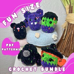 Pode incluir: Uma coleção de figuras de crochê feitas à mão com tema de Halloween. As figuras incluem um gato preto, um morcego roxo, um monstro de Frankenstein, um fantasma preto e uma bruxa. As figuras são feitas de fio macio e têm detalhes coloridos. O texto "FUN SIZE", "PDF PATTERNS" e "CROCHET BUNDLE" é visível.