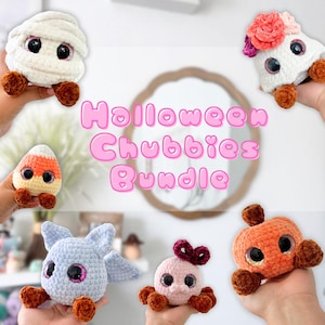 以下が含まれることがあります： 手作りのハロウィーンをテーマにした「Chubbies」ぬいぐるみのおもちゃのコレクション。おもちゃには、ミイラ、キャンディーコーン、花を持つ幽霊、コウモリ、リボンを持つピンクの生き物、カボチャが含まれます。「Halloween Chubbies Bundle」というテキストはピンク色です。