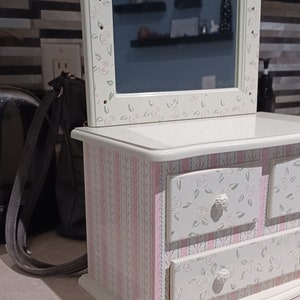 Drewniana komoda ze szkatułką na biżuterię w stylu vintage, 3 szuflady, wyłożona aksamitem, lustro, białe róże w stylu shabby chic, odtwarza moje ulubione rzeczy z The Sound Of Music