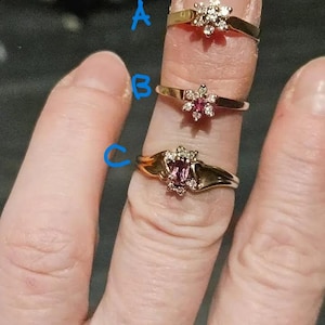 Varios anillos de oro de 10 quilates con diseños de margarita, flor, rosa, morado, turmalina, diamante, rubí y cristal. Todos sellados. Consulte la tabla de tallas en la descripción.