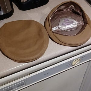 未使用のヴィンテージ Dunn Co カシミヤ タン フラットビル ハット キャップ ニュースボーイスタイル ボタン付き