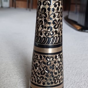 Jarrón indio vintage de 14 pulgadas: precioso jarrón pintado con negro sobre latón. Fabricado a mediados del siglo XX.