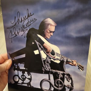 Fotografía de 8 x 10 firmada a mano por George Jones de la leyenda de la música country. Memorabila
