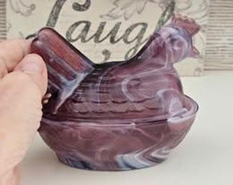 Preciosa cristalería de escoria color púrpura amatista/blanco con remolinos: bombonera con forma de gallina, pollo y gallo.