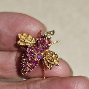 Elegant Vintage 14 KT Yellow Gold Ruby Bee Pin Brooch Broach Pin or Pendant For Necklace