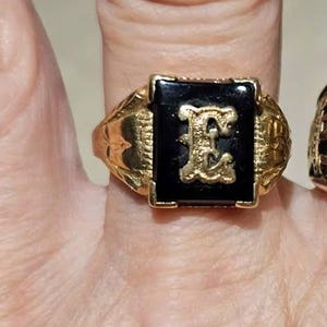 Vintage zegelring van 10 karaat geelgoud met zwarte onyx en de bijzondere initiaal "E".