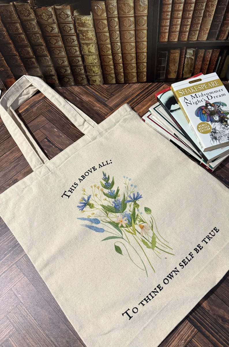 Pode incluir: Uma bolsa tote de lona bege com um design floral e o texto "THIS ABOVE ALL: TO THINE OWN SELF BE TRUE".