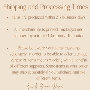 Pode incluir: Texto sobre um fundo bege com texto castanho que diz "Shipping and Processing Times". O texto lista informa&ccedil;&otilde;es sobre os tempos de produ&ccedil;&atilde;o e processamento dos itens. O texto indica que os itens s&atilde;o produzidos num prazo de 2 a 7 dias &uacute;teis e enviados por um distribuidor externo de confian&ccedil;a. O texto tamb&eacute;m indica que os itens podem ser enviados separadamente devido &agrave; colabora&ccedil;&atilde;o com v&aacute;rios fornecedores.