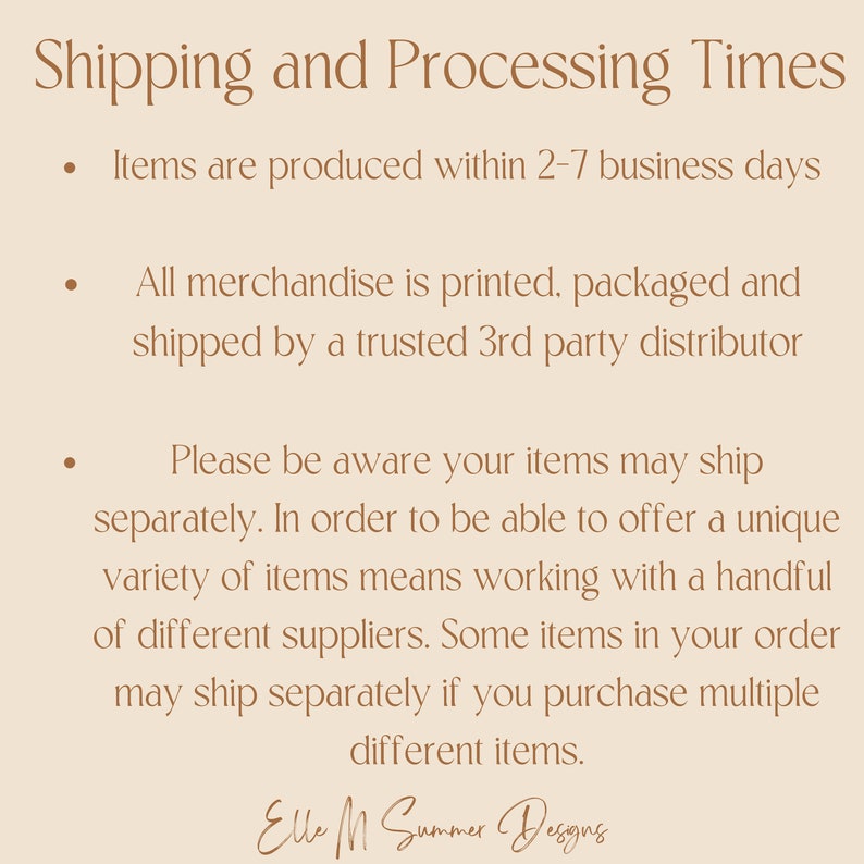 Pode incluir: Texto sobre um fundo bege com texto castanho que diz "Shipping and Processing Times". O texto lista informa&ccedil;&otilde;es sobre os tempos de produ&ccedil;&atilde;o e processamento dos itens. O texto indica que os itens s&atilde;o produzidos num prazo de 2 a 7 dias &uacute;teis e enviados por um distribuidor externo de confian&ccedil;a. O texto tamb&eacute;m indica que os itens podem ser enviados separadamente devido &agrave; colabora&ccedil;&atilde;o com v&aacute;rios fornecedores.