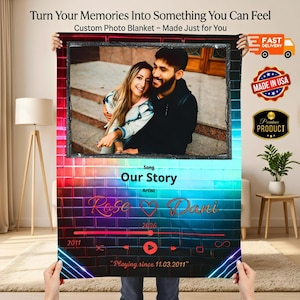 Pode incluir: Uma manta fotográfica personalizada com uma foto de um casal, o texto "Our Story" e os nomes "Rose Dani". A manta tem um fundo de tijolo com luzes de néon e o texto "Playing since 11.03.2011".