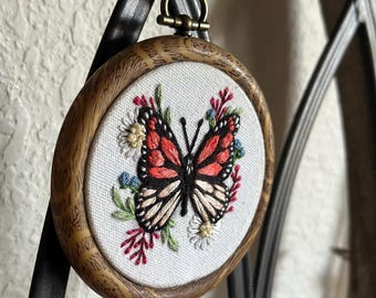 Mini aro de bordado de mariposa de primavera, cosido a mano, para colgar en la pared