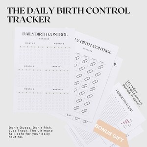 Könnte beinhalten: Mehrere weiße Papier-Tracker mit dem Text "THE DAILY BIRTH CONTROL TRACKER". Die Tracker enthalten Felder zur Markierung der täglichen Medikamenteneinnahme und einen ergänzenden Perioden-Tracker. Ein Bonus-Geschenk-Aufkleber ist enthalten.