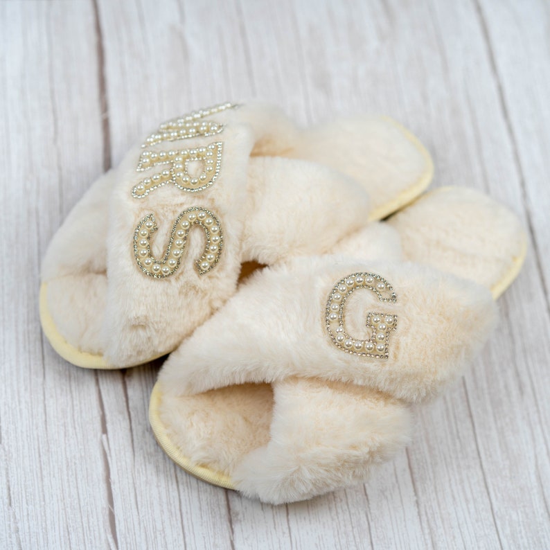 Custom bride slippers personalized slippers for bridal party,Fluffy Cross Pearls slippers, Bride Gift, Bridal Shower Gift,Bridesmaid Gifts Weiß