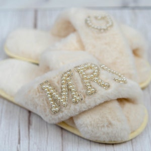 Custom bride slippers personalized slippers for bridal party,Fluffy Cross Pearls slippers, Bride Gift, Bridal Shower Gift,Bridesmaid Gifts Bild 4