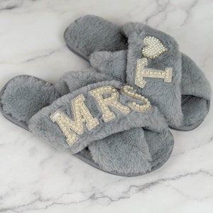 Custom bride slippers personalized slippers for bridal party,Fluffy Cross Pearls slippers, Bride Gift, Bridal Shower Gift,Bridesmaid Gifts