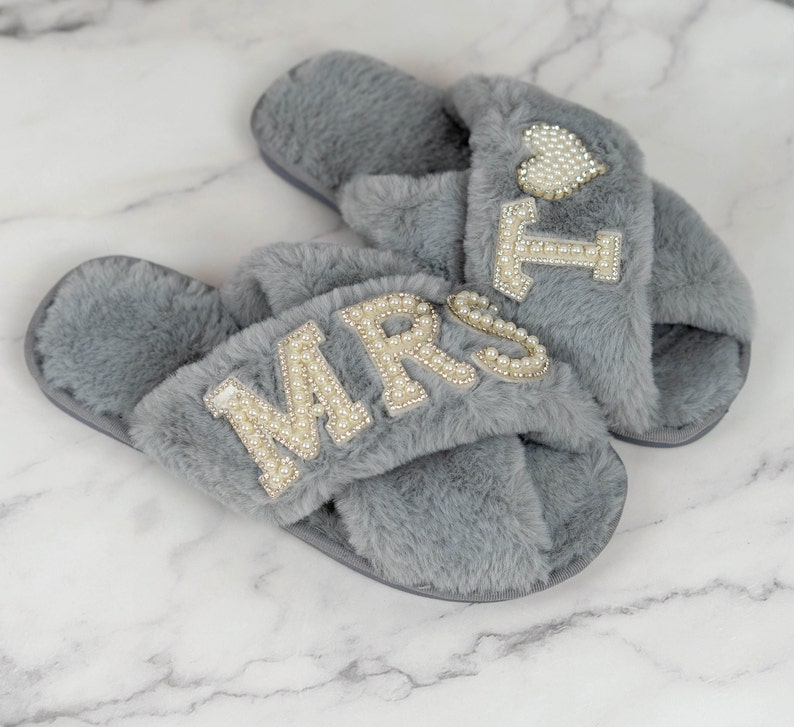 Custom bride slippers personalized slippers for bridal party,Fluffy Cross Pearls slippers, Bride Gift, Bridal Shower Gift,Bridesmaid Gifts Grau